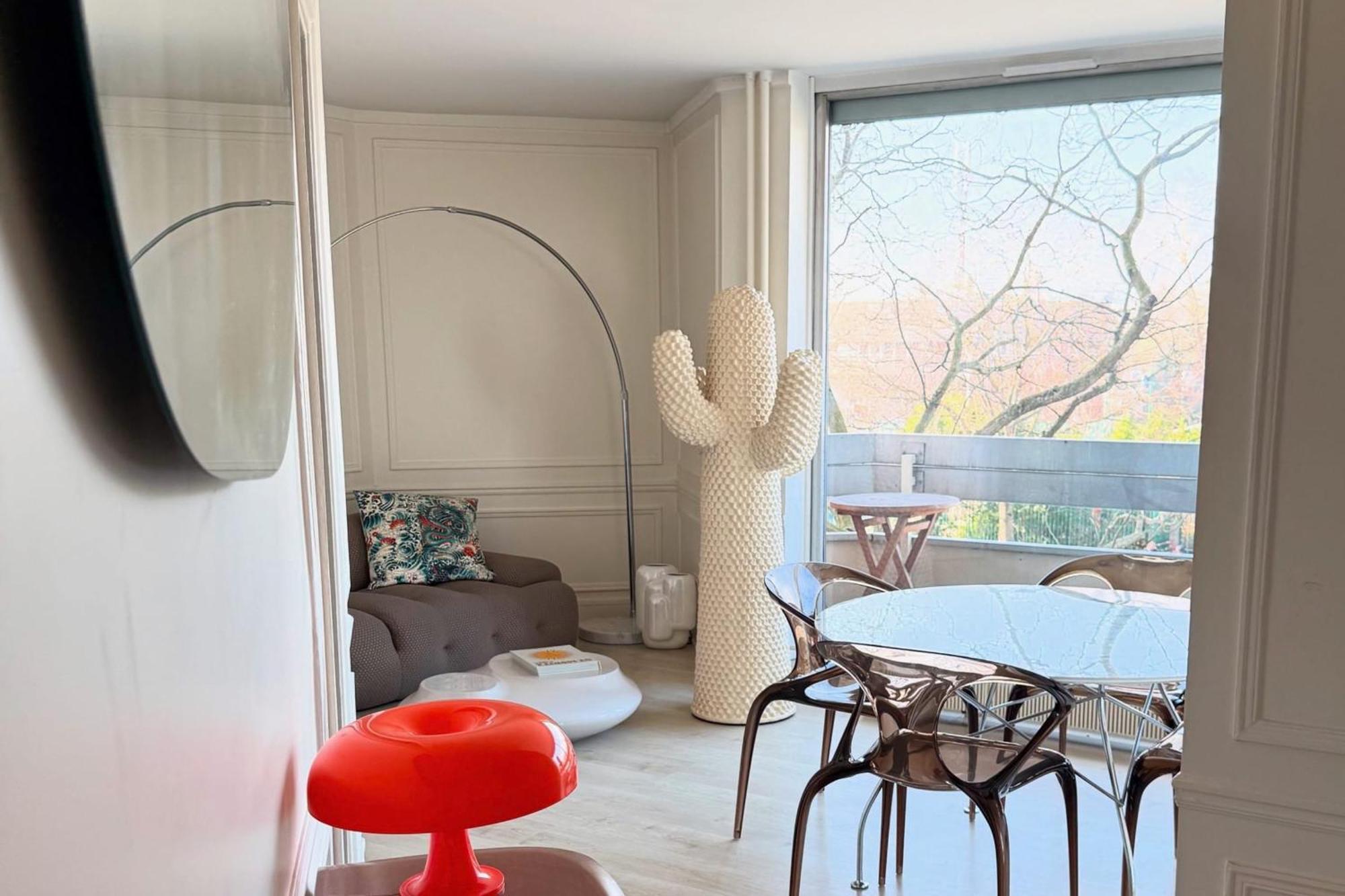Bright In With Balcony Apartment