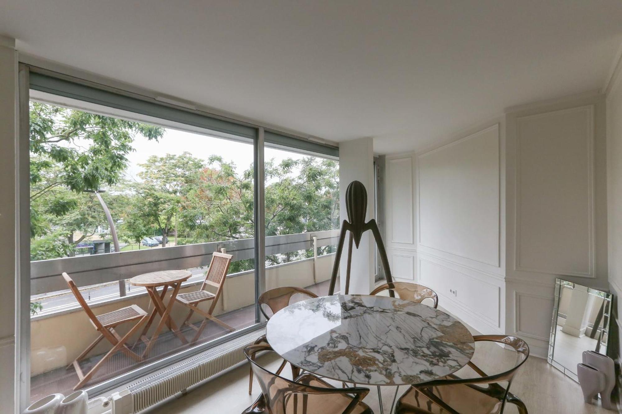Bright In With Balcony Apartment